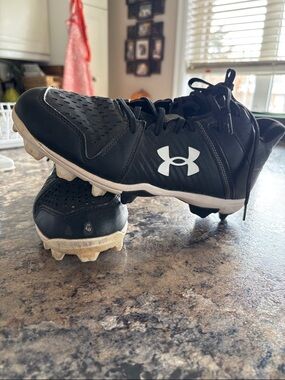 Under Armour Black and White Men’s Size 9 Baseball Cleats, see note